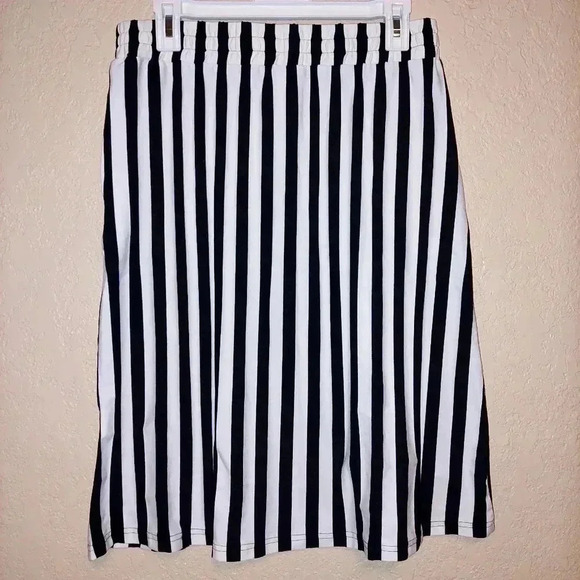 Tickled Teal Black and white striped skirt Size Large - Picture 2 of 5